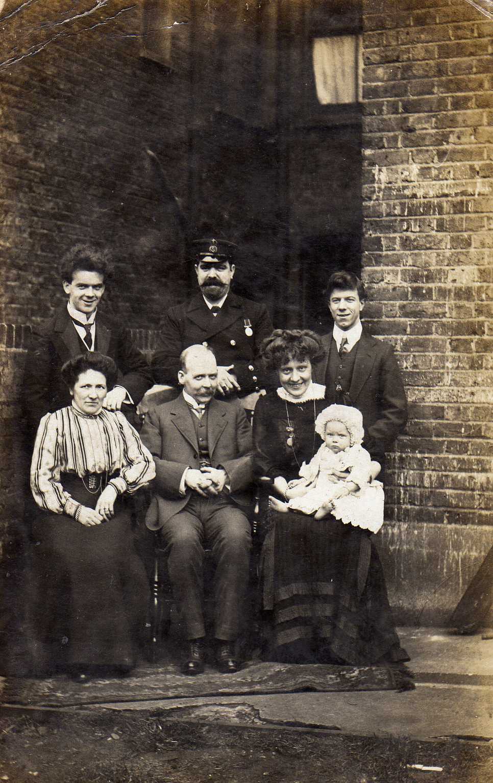 tom-on-the-back-row-hilda-and-myf-on-the-front-with-other-family-members